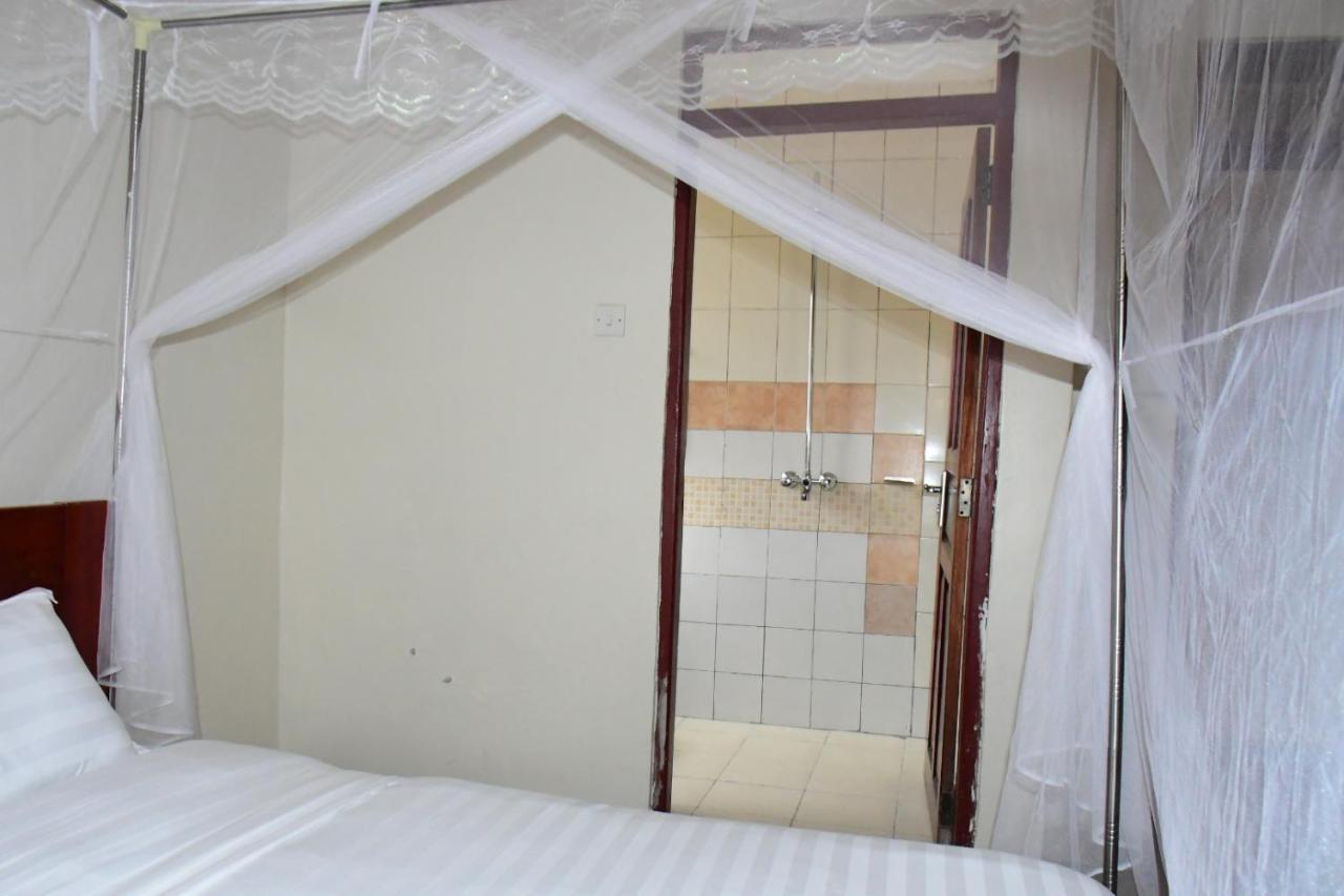 Golden Cherries Guest House Jinja Exterior photo