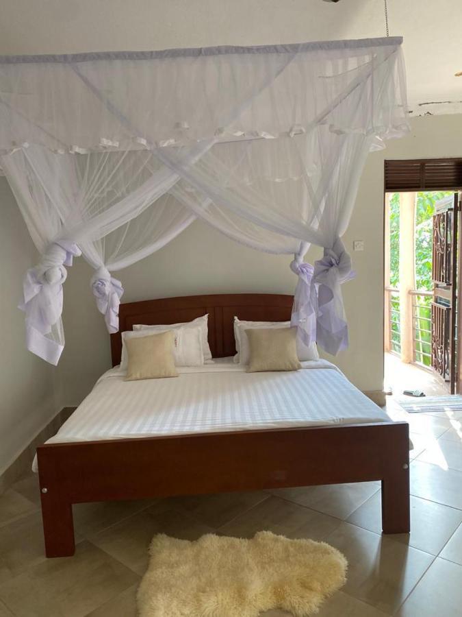 Golden Cherries Guest House Jinja Exterior photo